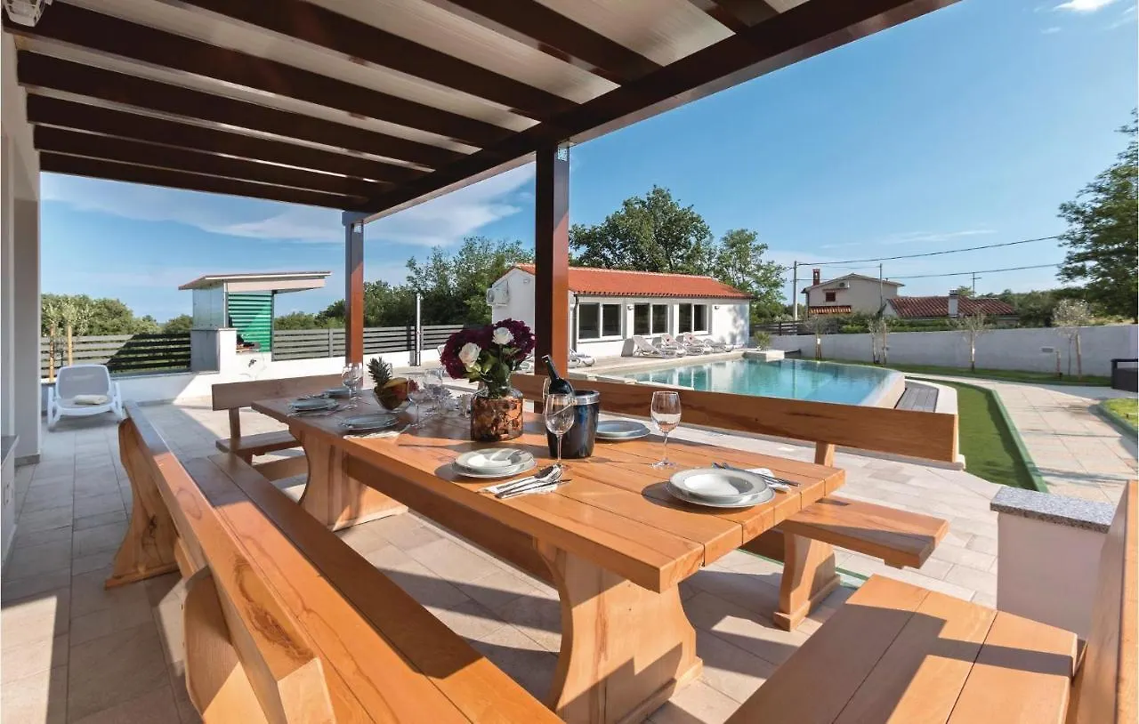 Gorgeous Home In Marcana With Sauna 0*,